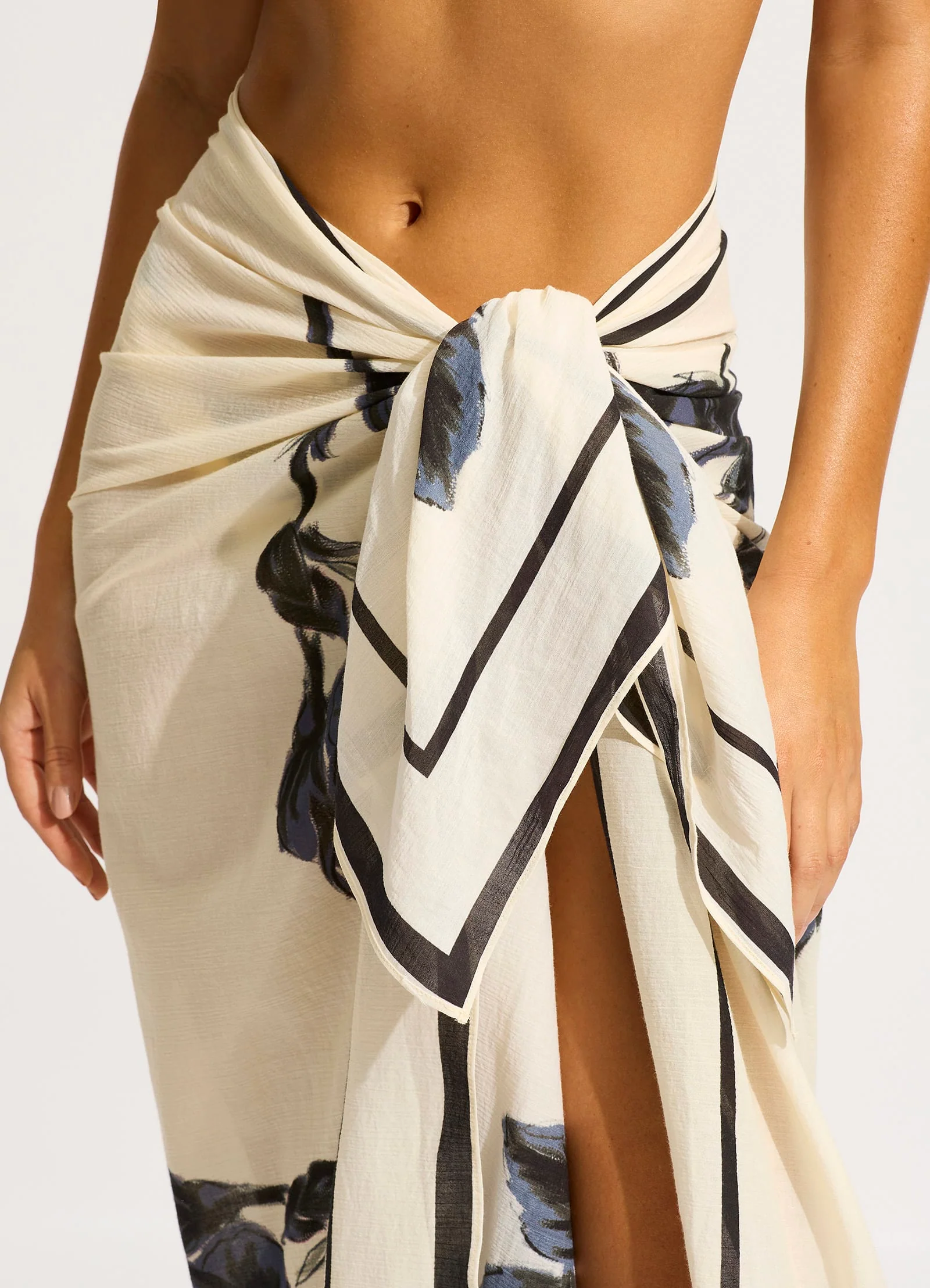 Rococo Sarong - Black - Image 4